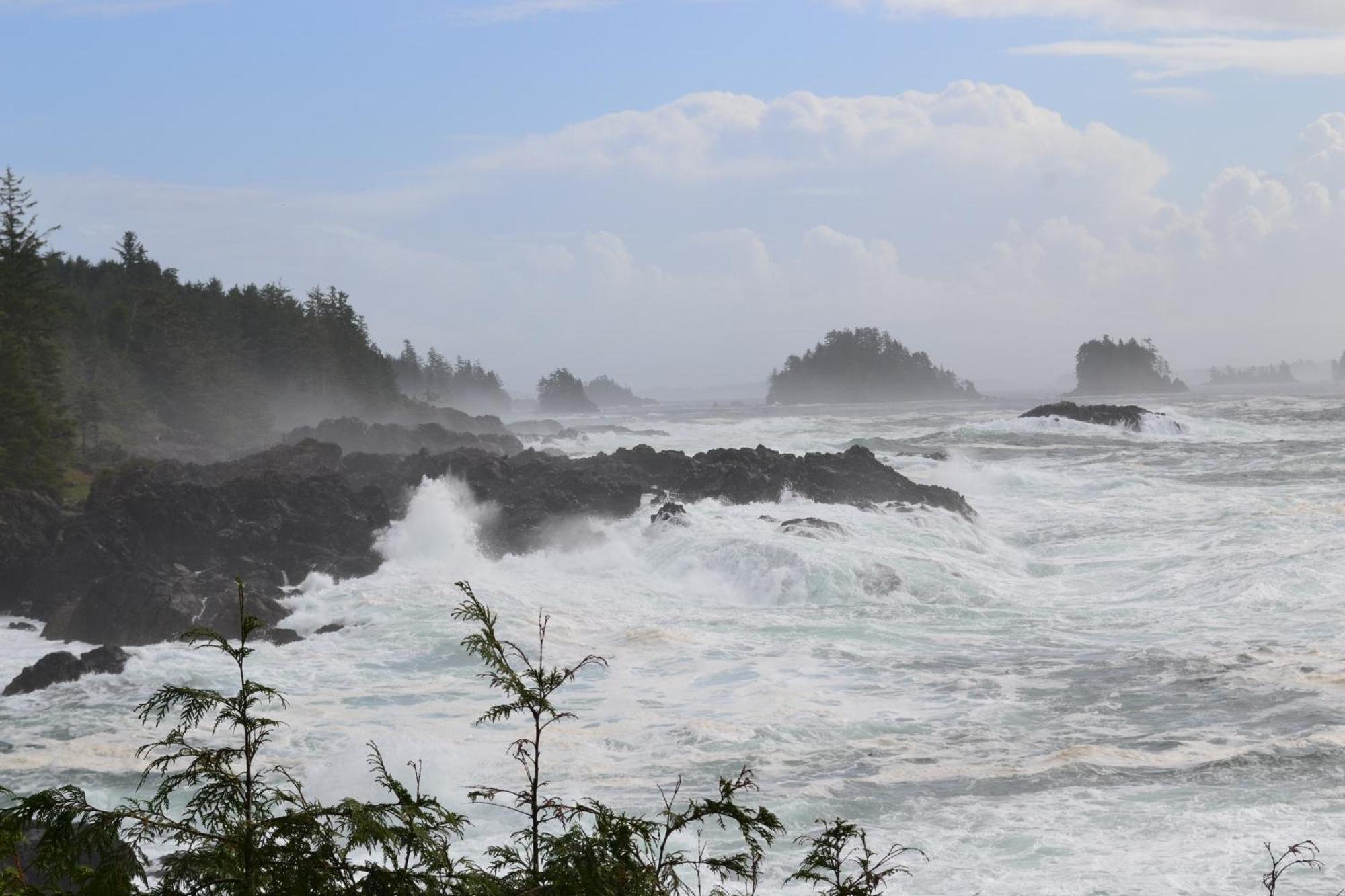 Easy On The Edge Villa Ucluelet Exterior photo